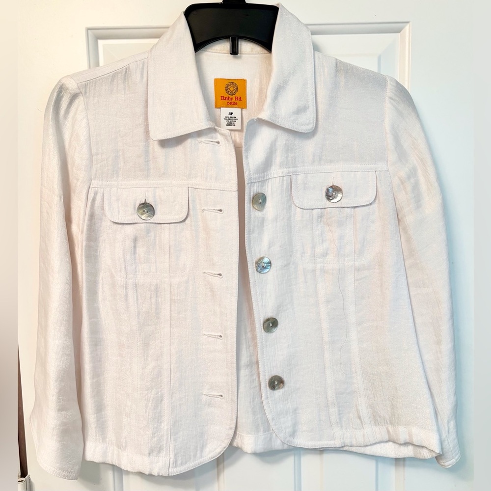 Ruby Rd. Women’s Linen-like White blazer w/ mother of Pearl buttons